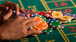 Layar pengguna smartphone menampilkan platform sports dan casino dengan antarmuka bersih